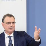 Si le renchérissement des loyers risque de "tirer temporairement l'inflation vers le haut", le président de la BNS, Thomas Jordan, a défendu jeudi devant la presse le bien-fondé de la politique de l'institut d'émission.